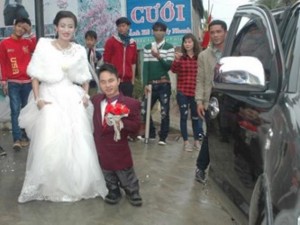 Bạn trẻ - Cuộc sống - Xúc động chuyện tình cổ tích của &quot;chú lùn'' xứ Nghệ