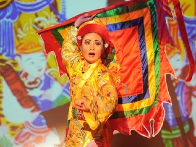 Mặt sau cánh gà - Đạo diễn Việt Tú ra mắt vở diễn hầu đồng hoành tráng