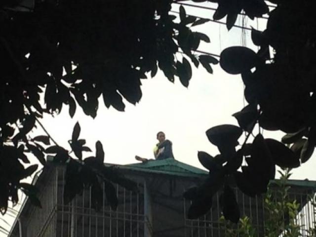 Pháp luật - Thanh niên nghi ngáo đá, cố thủ trên nóc nhà dân