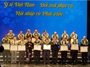 Nhiều tổ chức, cá nhân được tuyên dương trong ngày Thầy thuốc Việt Nam