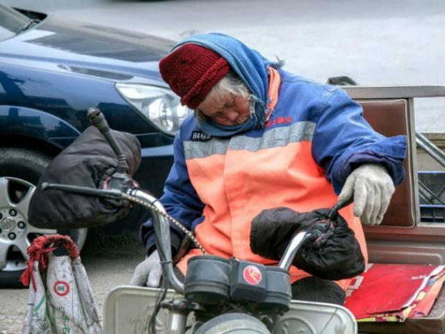 Bạn trẻ - Cuộc sống - Xót thương cụ bà nhặt rác ngủ quên trên đường vì kiệt sức