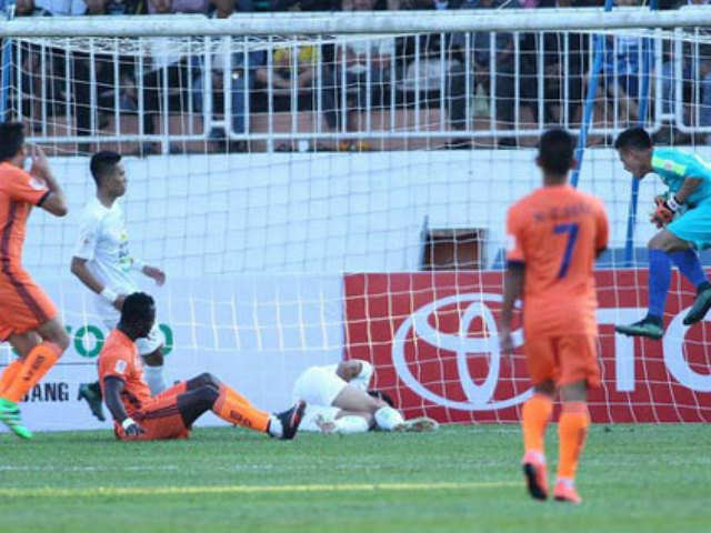 Bóng đá - Văn Pho bất động trên giường bệnh sau cú kungfu kinh hoàng