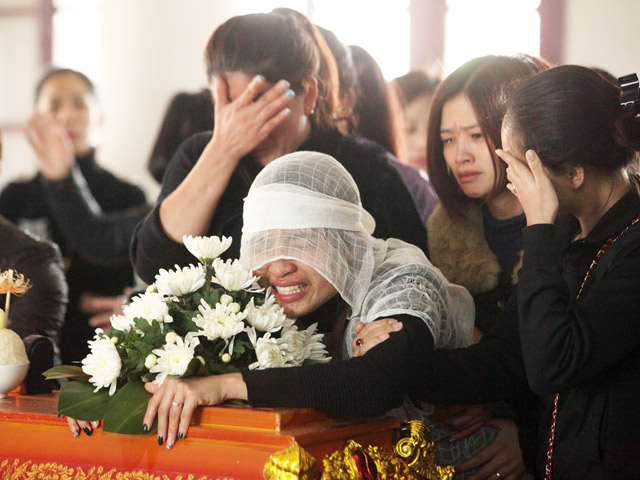 Vụ Camry tông chết 3 người: Mẹ khóc ngất bên linh cữu con