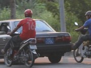 Tin tức trong ngày - Ô tô biển xanh &quot;nhờ' hai xe máy đẩy trên quốc lộ