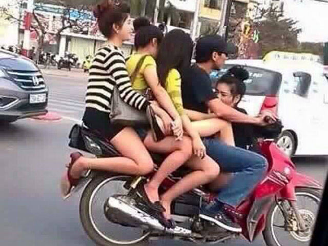Cười 24h - Anh em hoang mang nhìn chị em xuống phố