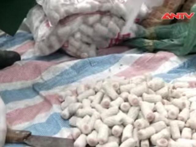 Thị trường - Tiêu dùng - Bắt kẻ vác thuê 100kg xúc xích, chim cút thải từ TQ