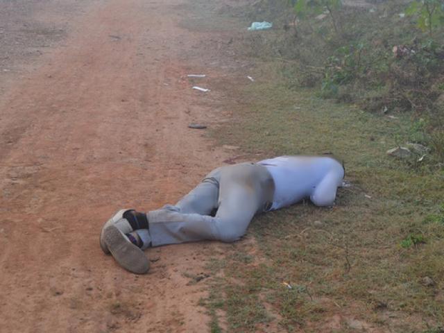 Pháp luật - Người đàn ông còn ấm, đầu chảy máu chết trước nghĩa trang