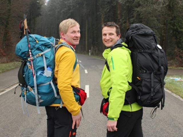 Hai ông Tây đi bộ 7.000km, quyên góp tiền cho trẻ em VN