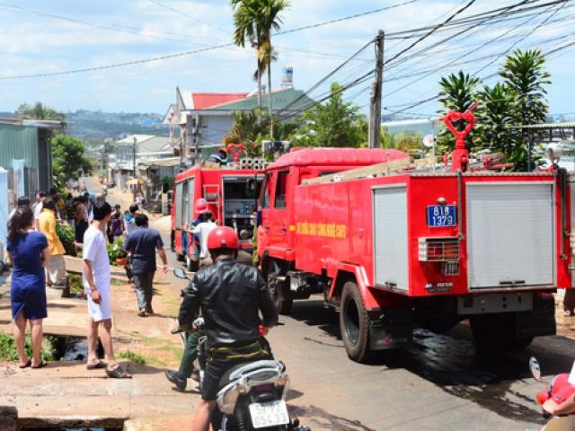 Tin tức trong ngày - Cứu 3 đứa trẻ trong ngôi nhà khóa cửa đang cháy