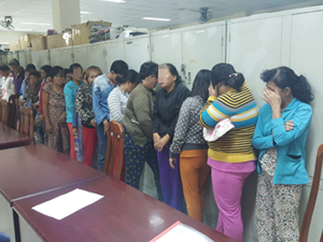 Pháp luật - Đột kích sòng bạc trong xưởng nhang, bắt 25 “quý bà"