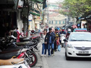 Từ vụ Camry "điên": Vỉa hè đang bị... cướp