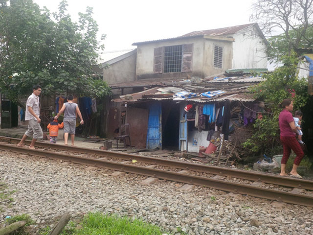 Tin tức trong ngày - Bị tàu hỏa kéo lê 20m, cụ bà tử vong