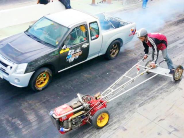 Thể thao - Cuộc đua kỳ quặc: Ôtô "hít khói" máy cày