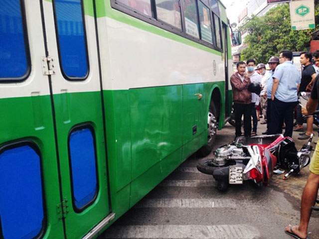 Tin tức trong ngày - Bị đánh nhừ tử vì dám "láo" với tài xế xe buýt