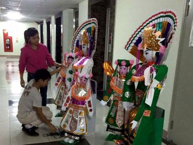 Tin tức trong ngày - Hà Nội: Mở phủ hầu đồng ở giữa hành lang chung cư