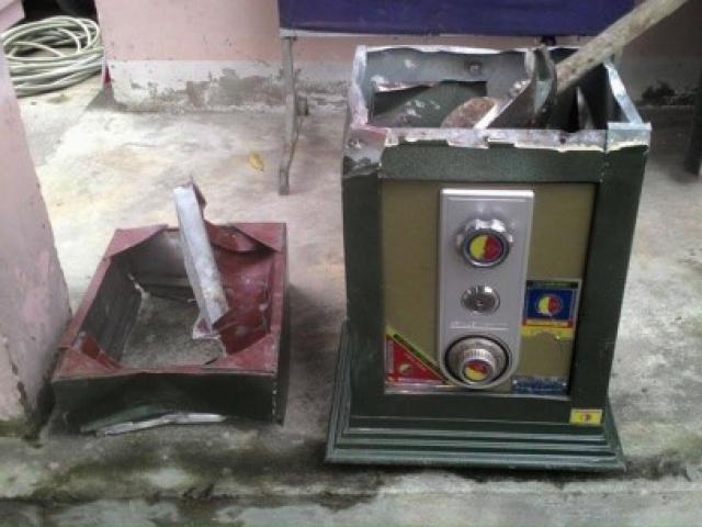 Pháp luật - Tên trộm 15 tuổi phá két rồi ra phòng khách... uống bia