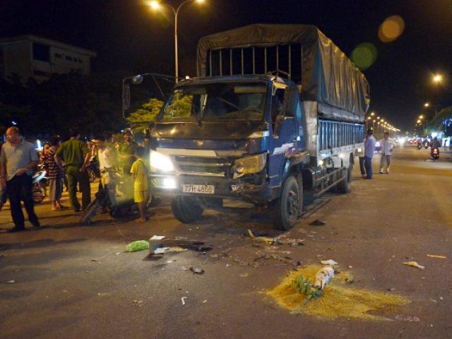 Tin tức trong ngày - Tránh người bán hàng rong, xe tải tông chết người