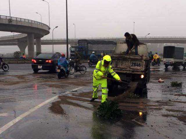 Tin tức Việt Nam - Dầu loang cả trăm mét, CSGT xúc cát chống trơn