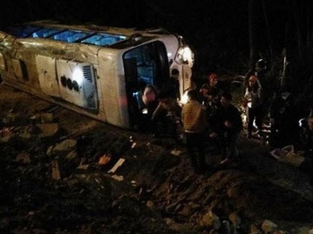 Tin tức trong ngày - Xe khách đi chùa lật nhiều vòng, nhiều người bị thương