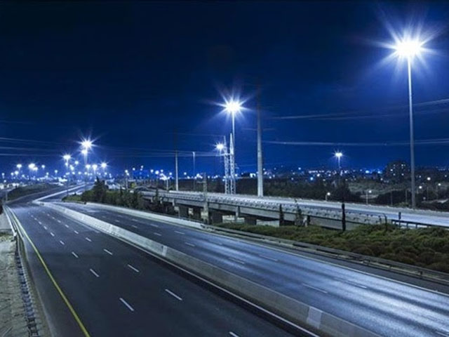 Tin tức trong ngày - Thí điểm dùng năng lượng mặt trời chiếu sáng giao thông