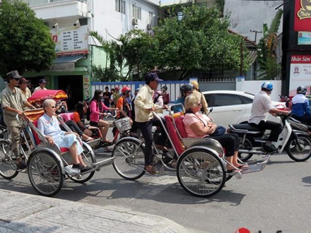 Tin tức trong ngày - Đà Nẵng: Du khách quốc tế chụp ảnh TNGT do tranh nhau vượt đèn đỏ