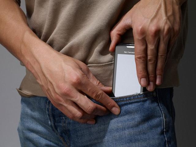 Thế giới - Quần đùi chống sóng điện thoại "nướng" tinh trùng