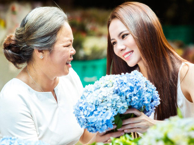 Người mẫu - Hoa hậu - Á khôi Lệ Quyên cùng mẹ dạo chợ hoa ngày 8.3