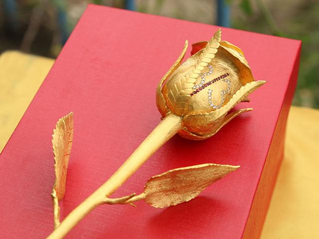 Thị trường - Tiêu dùng - Hồng vàng đính kim cương, ruby giá "khủng" dịp 8/3