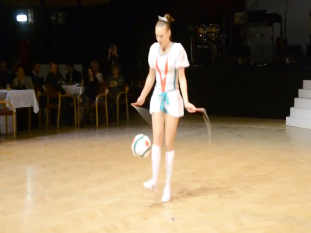 Thể thao - "Nữ hoàng nhảy dây" vừa diễn vừa chơi bóng