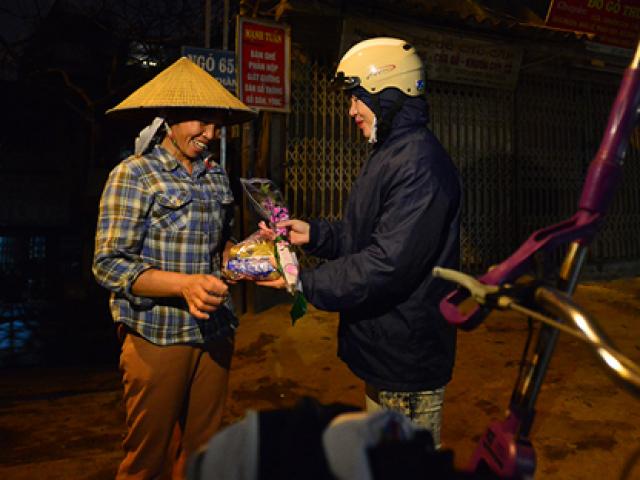 Tin tức Việt Nam - Những món quà ấm lòng phụ nữ mưu sinh trong đêm
