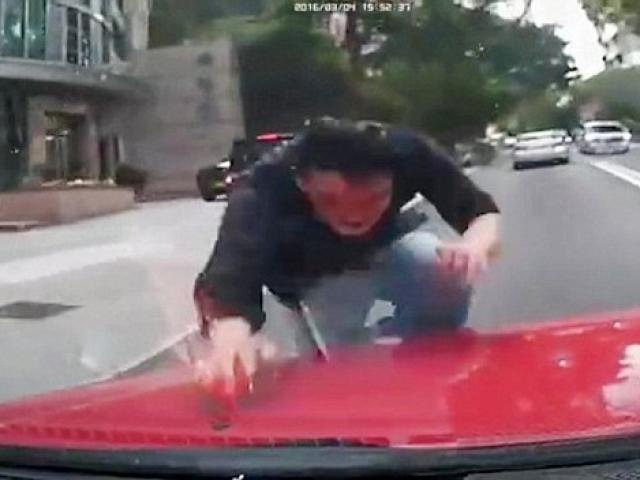 Thế giới - TQ: Lao đầu vỡ kính ô tô đang chạy vì bị "quỷ ám"