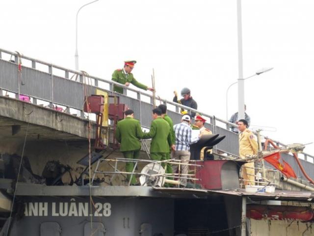 Video An ninh - Clip hiện trường tàu thủy đâm "toác" cầu ở Hải Dương