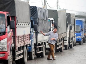 Tin tức trong ngày - Cầu An Thái tê liệt, ô tô xếp hàng 3 tiếng để lên phà