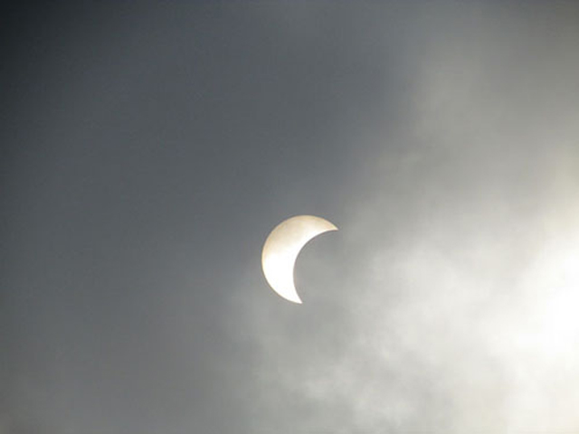 Tin tức Việt Nam - Ảnh: Khoảnh khắc nhật thực cực đại ở Sài Gòn