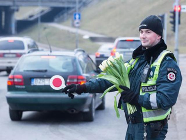 Phi thường - kỳ quặc - CSGT chặn xe phụ nữ để… tặng hoa nhân ngày 8/3