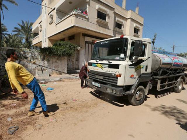 ”Dị nhân” dùng răng kéo xe tải 15 tấn