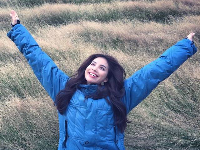 Ca nhạc - MTV - Phạm Hương gây sốt với bản cover "Hoa vàng, cỏ xanh"