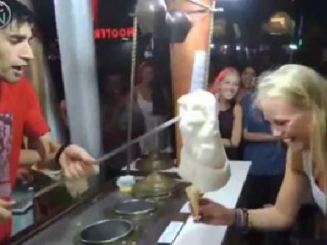 Cười 24h - Cười đau bụng với clip "soái ca" bán kem "troll" gái xinh