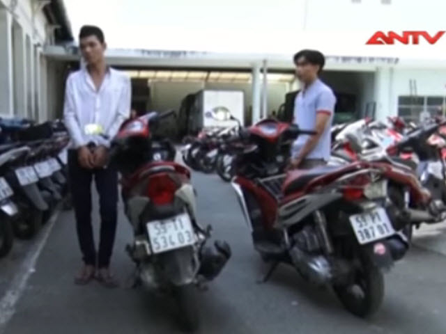 Video An ninh - Hai thanh niên đuổi chém, cướp xe cặp vợ chồng bị TNGT