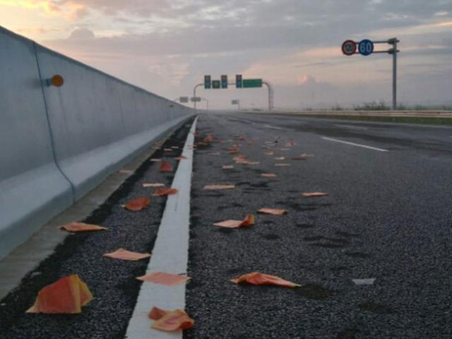 Tin tức trong ngày - UB ATGT quốc gia đề nghị bỏ tục rải vàng mã trên đường