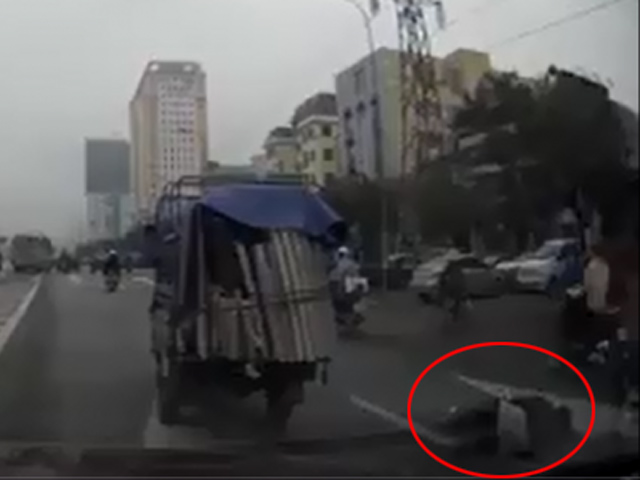 Tin tức trong ngày - Hoảng hồn xe 3 bánh "đánh rơi" nam thanh niên xuống đường