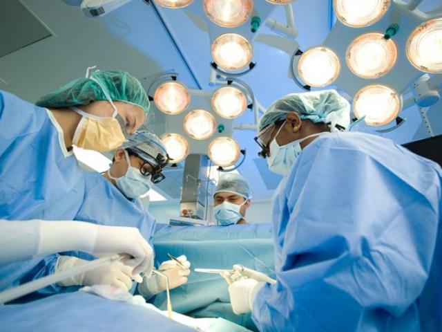 Sức khỏe đời sống - Bác sĩ tự tử, nằm liệt giường sau sự cố y khoa, ai bảo vệ?