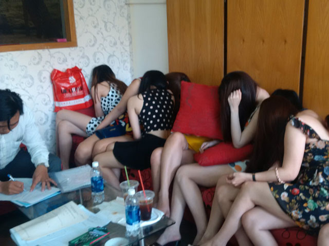 Pháp luật - Hai ổ mại dâm đội lốt "hớt tóc" cách nhau 5m