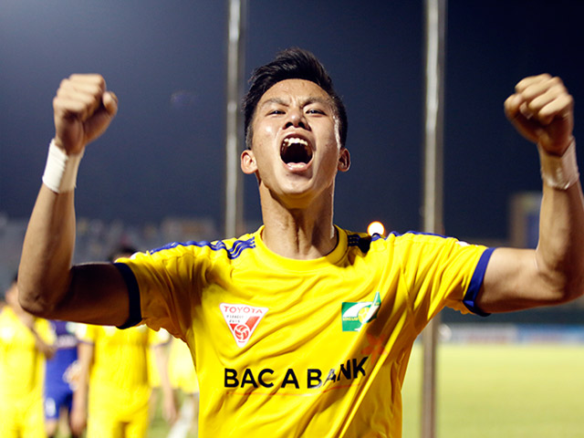 Tin bên lề bóng đá - Quế Ngọc Hải bật khóc khi SLNA thắng B.Bình Dương