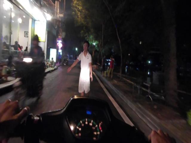 Tin tức trong ngày - Clip: “Trai vẫy” đại náo khắp Thủ đô