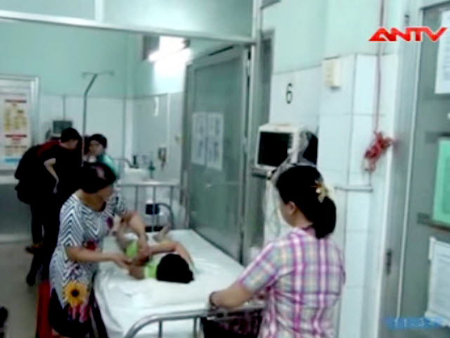 Video An ninh - TP.HCM: Hàng chục học sinh nhập viện nghi bị ngộ độc