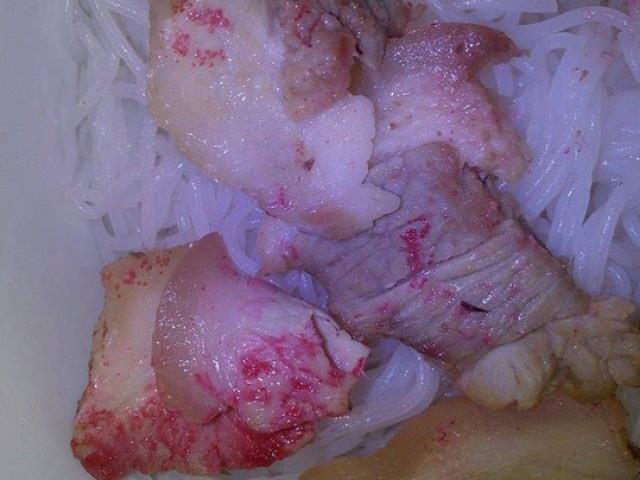 Tin tức trong ngày - Tìm nguyên nhân thịt heo trong tô bún chuyển màu đỏ