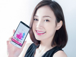 Thời trang Hi-tech - Những mỹ nữ &quot;ngọt ngào&quot; bên smartphone