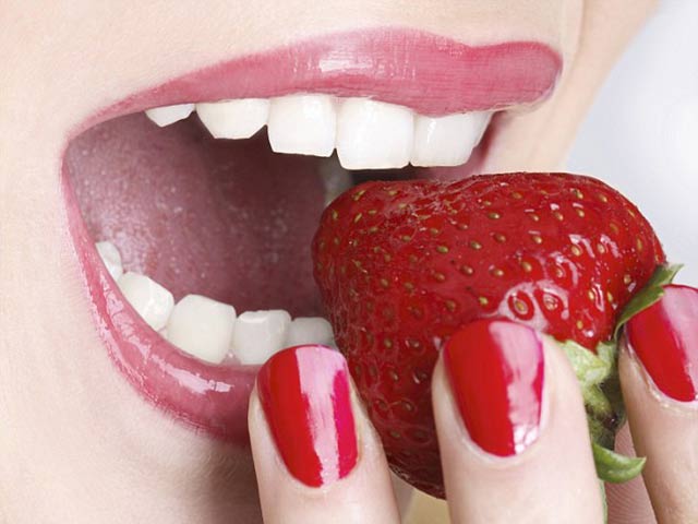 Mẹo làm trắng răng bằng thực phẩm có thực sự hiệu quả?