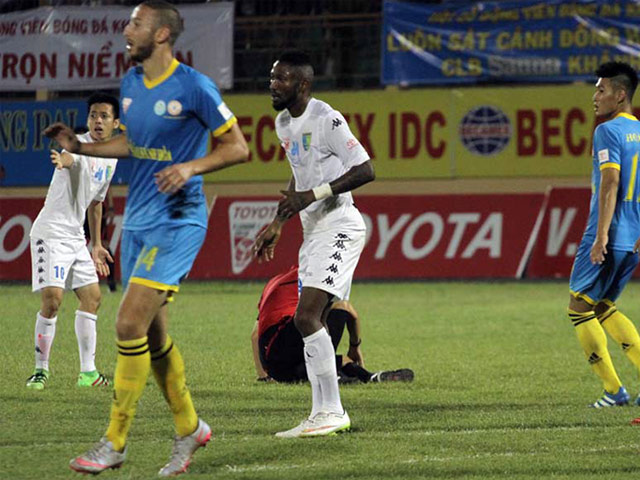 Bóng đá - Đẩy ngã trọng tài, tuyển thủ Văn Quyết nhận thẻ đỏ